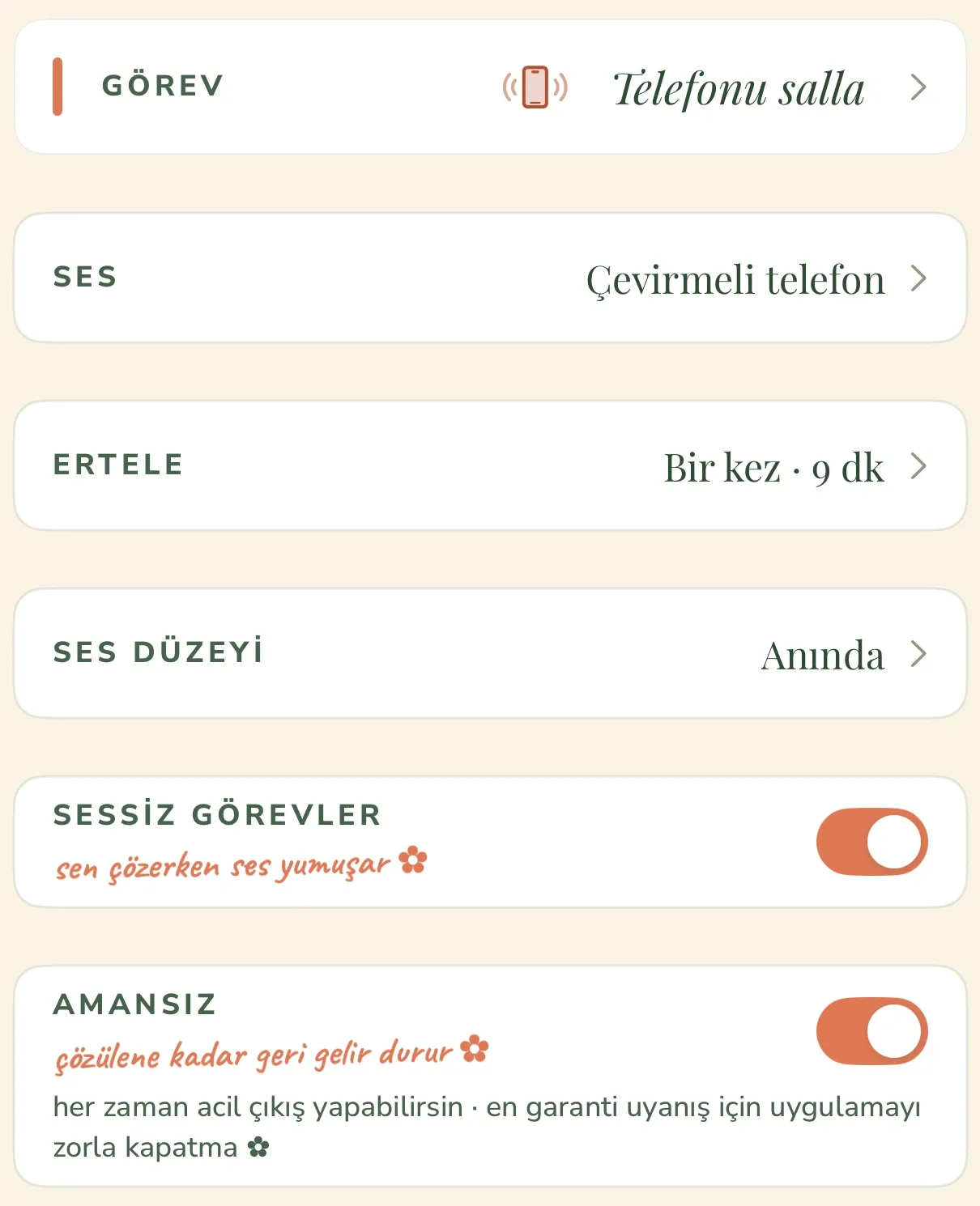 Wake Boom’un Türkçe Alarmı düzenle ekranı: üstten alta GÖREV · Telefonu salla, SES · Çevirmeli telefon, ERTELE · Bir kez · 9 dk, SES DÜZEYİ · Anında, açık durumdaki SESSİZ GÖREVLER ve açık durumdaki AMANSIZ satırları