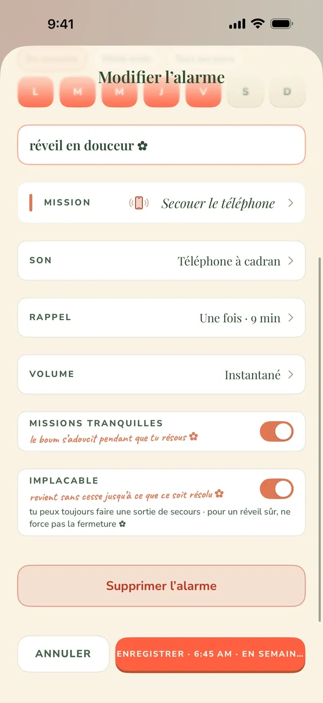 Écran de modification d’une alarme dans l’appli Wake Boom, en français, en mode portrait. Titre : Modifier l’alarme. En haut, les jours de la semaine, du lundi au vendredi, sélectionnés en rouge. En dessous, le nom de l’alarme : réveil en douceur. Puis une liste de réglages : MISSION avec Secouer le téléphone, SON avec Téléphone à cadran, RAPPEL avec Une fois · 9 min, VOLUME avec Instantané. Plus bas, deux interrupteurs activés : MISSIONS TRANQUILLES, le boum s’adoucit pendant que tu résous, et IMPLACABLE, revient sans cesse jusqu’à ce que ce soit résolu, avec la mention tu peux toujours faire une sortie de secours. En bas, un bouton rouge ENREGISTRER.