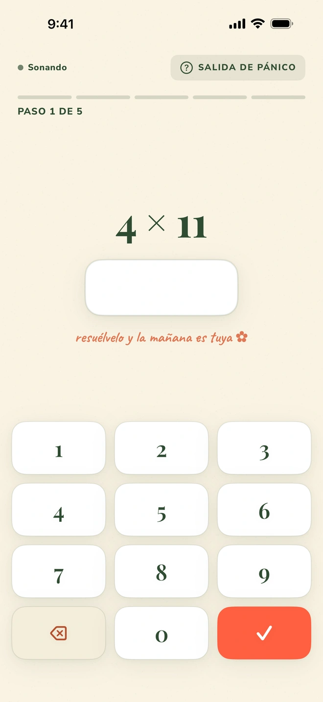 Una misión de matemáticas de Wake Boom a pantalla completa: arriba una fila fina con Sonando, posponer y Salida de pánico, y el teclado numérico en el borde inferior