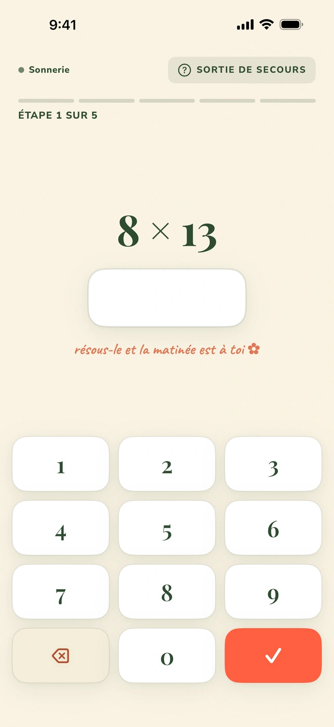 Une mission maths de Wake Boom occupant tout l’écran : en haut une fine rangée avec Sonnerie, rappel et Sortie de secours, et le pavé numérique en bas