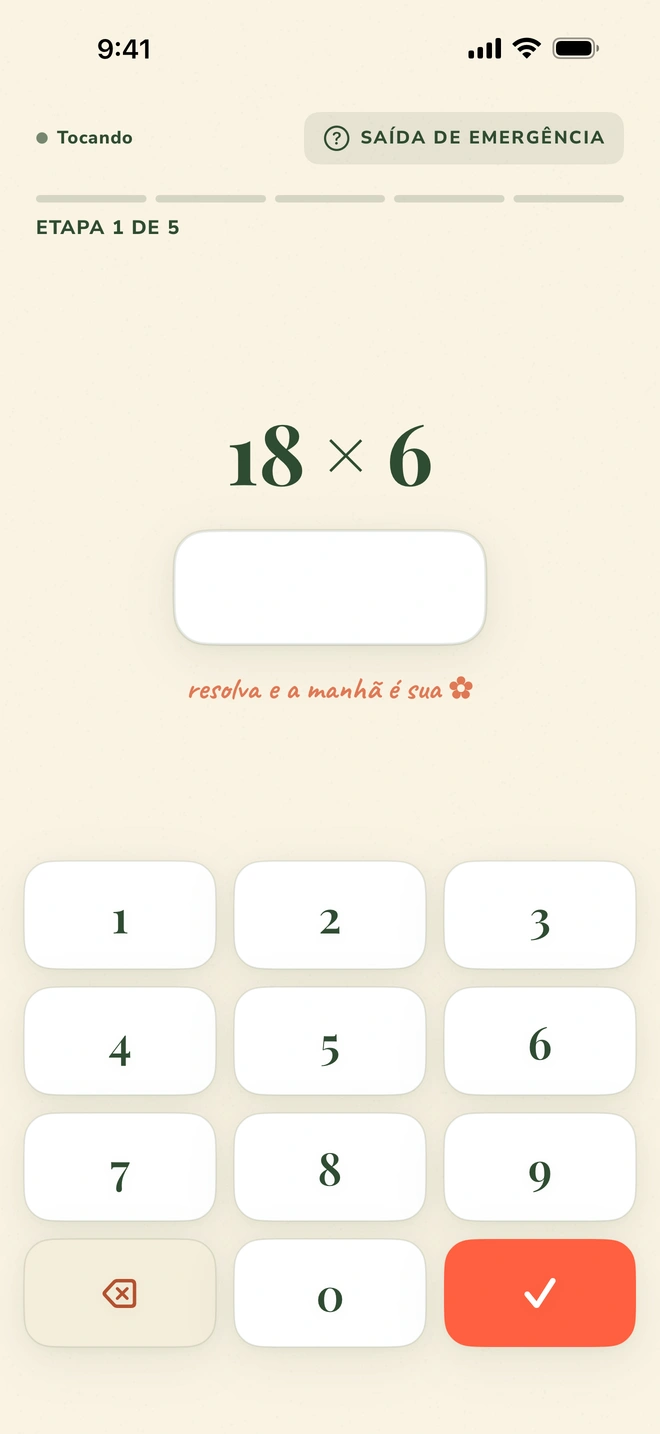 Uma missão de matemática do Wake Boom ocupando a tela: no topo uma faixa fina com Tocando, soneca e Saída de emergência, e o teclado na borda de baixo