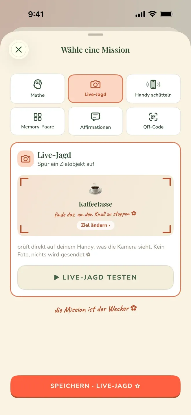Die Missionsauswahl der App mit ausgewählter Live-Jagd: als Ziel ist eine Kaffeetasse eingestellt, darunter steht, dass direkt auf dem Handy geprüft wird, was die Kamera sieht, und dass nichts gesendet wird