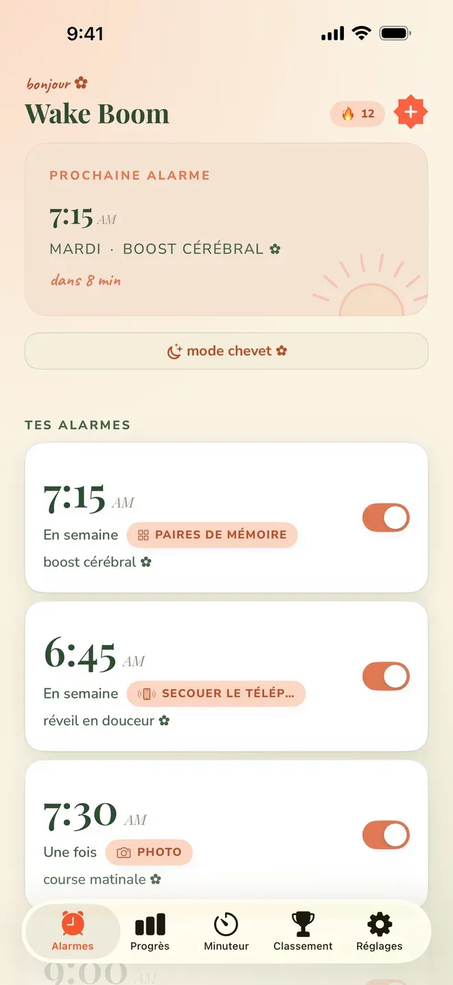 L’écran principal de l’application : en haut la prochaine alarme à 7 h 15, puis la liste « tes alarmes » avec trois alarmes activées, chacune portant une mission