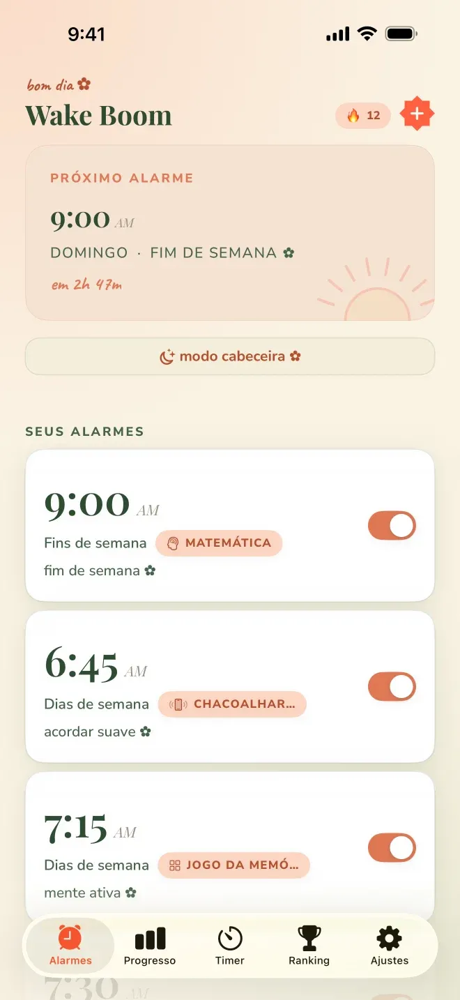 Tela inicial do Wake Boom em português: o próximo alarme às 9:00 de domingo, o botão modo cabeceira, e três alarmes salvos com missões diferentes — matemática, chacoalhar e jogo da memória.