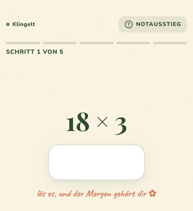 Der klingelnde Wecker während der Mission: oben links der Status „Klingelt“, oben rechts die Schaltfläche „NOTAUSSTIEG“, darunter eine Leiste aus fünf Abschnitten und die Zeile „SCHRITT 1 VON 5“. In der Mitte steht die Rechenaufgabe „18 × 3“ über einem leeren Eingabefeld, darunter die Zeile „lös es, und der Morgen gehört dir“.