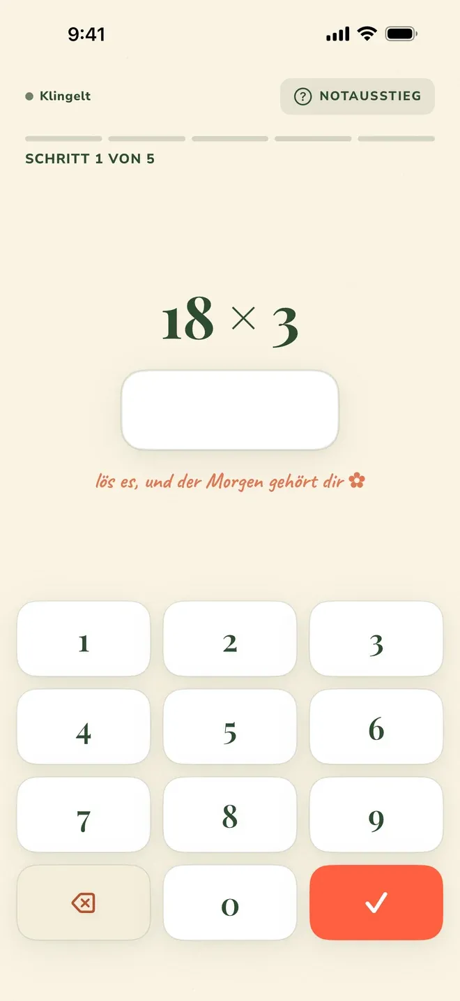 Der Wecker klingelt und zeigt die Mathe-Mission: die Aufgabe 18 mal 3, ein leeres Eingabefeld und ein Ziffernblock. Oben links steht, dass der Wecker klingelt, oben rechts die Schaltfläche für den Notausstieg, darunter Schritt 1 von 5
