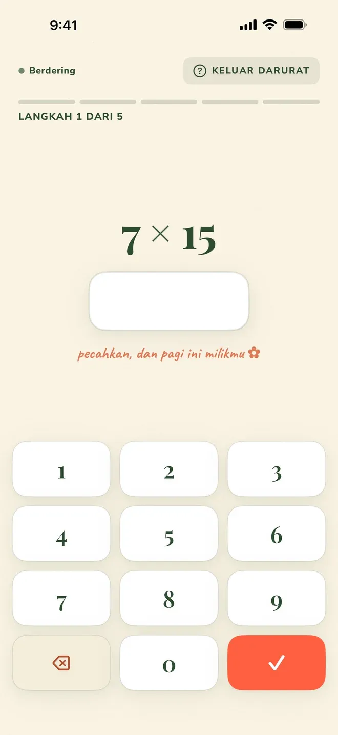 Layar Wake Boom saat alarm berbunyi dalam bahasa Indonesia: status Berdering, tombol Keluar Darurat, penanda Langkah 1 dari 5, sebuah soal perkalian, dan papan angka untuk menjawabnya.