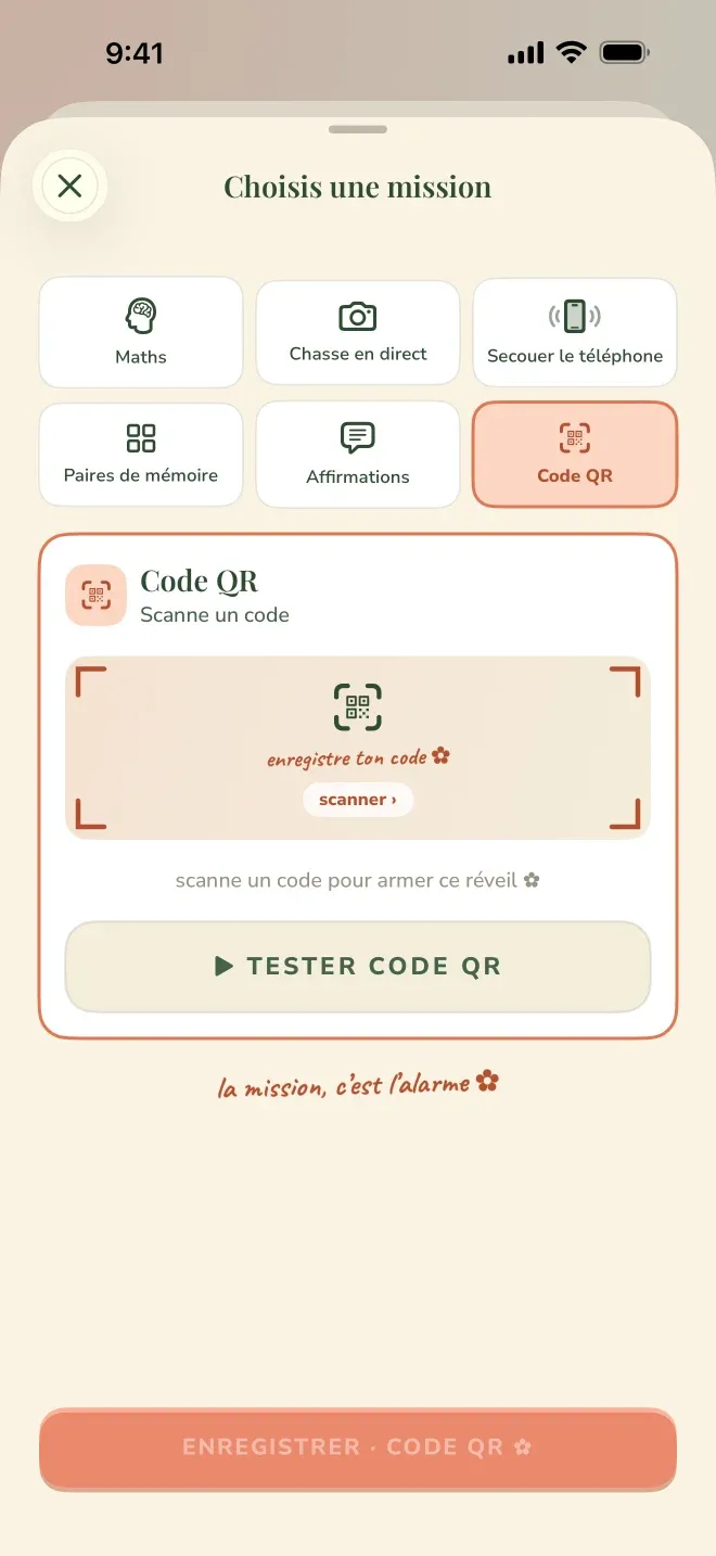 Écran du sélecteur de mission de l’appli Wake Boom, en français, en mode portrait, barre d’état à 9:41. Titre : Choisis une mission. Une grille de six vignettes : en haut Maths, Chasse en direct, Secouer le téléphone ; en bas Paires de mémoire, Affirmations, Code QR. Code QR est sélectionnée et surlignée en rouge. En dessous, un panneau de détail pour Code QR : le nom, la ligne Scanne un code, une zone encadrée avec une icône de code QR, la mention manuscrite enregistre ton code et un petit bouton scanner ›, puis en gris scanne un code pour armer ce réveil, et un bouton TESTER CODE QR. Sous le panneau, en écriture manuscrite de la marque : la mission, c’est l’alarme. En bas, un bouton rouge ENREGISTRER · CODE QR.