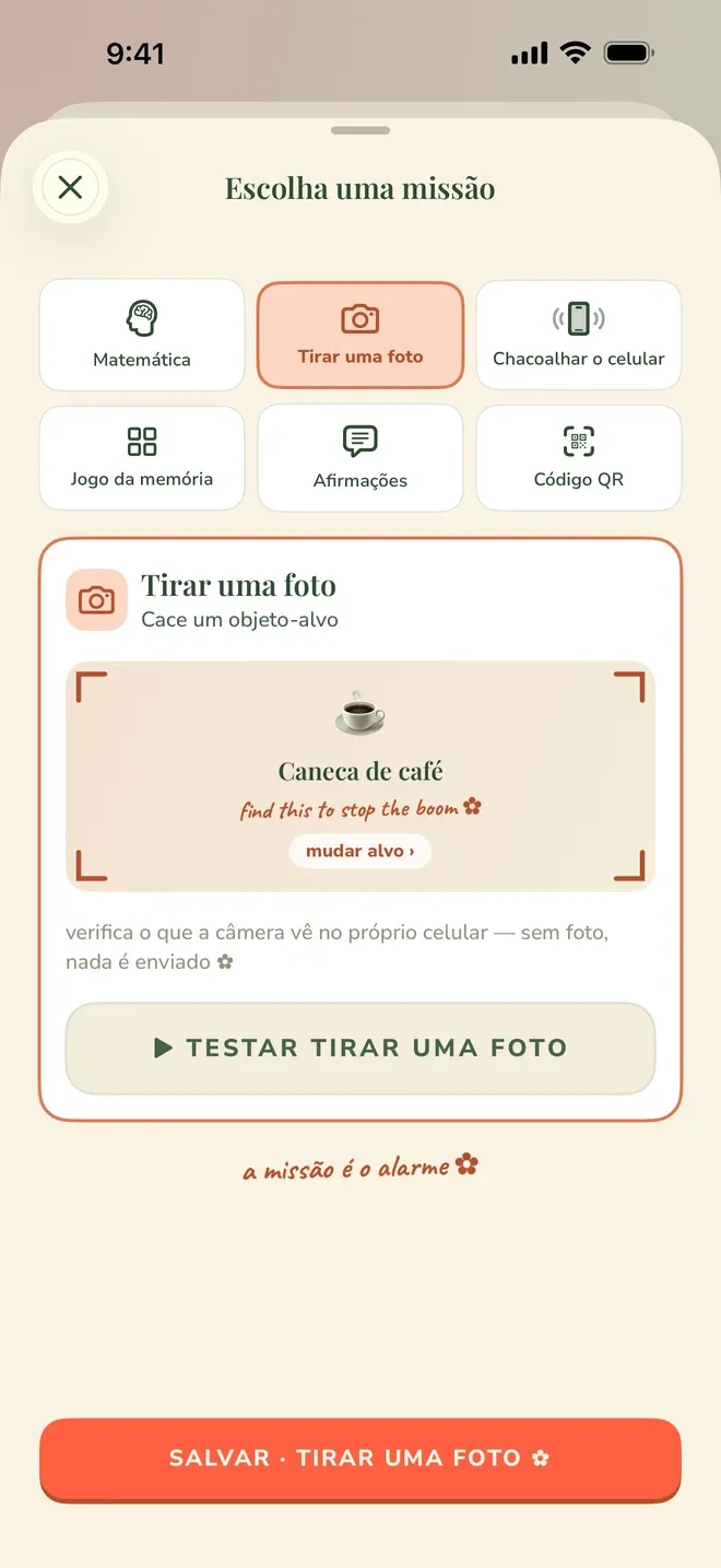 Tela da missão de câmera do Wake Boom em português: o alvo escolhido é uma caneca de café, com o botão “mudar alvo” e o aviso de que a câmera é verificada no próprio celular, sem foto e sem envio.