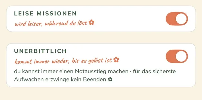Zwei Einstellungszeilen eines Weckers: oben „LEISE MISSIONEN“ mit dem Hinweis „wird leiser, während du löst“ und eingeschaltetem Schalter, darunter „UNERBITTLICH“ mit dem Hinweis „kommt immer wieder, bis es gelöst ist“, ebenfalls eingeschaltet, und dem Zusatz „du kannst immer einen Notausstieg machen · für das sicherste Aufwachen erzwinge kein Beenden“.
