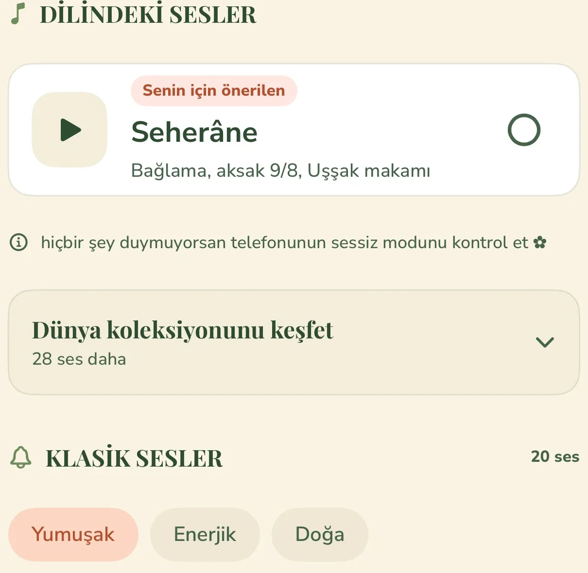 Wake Boom’un Türkçe ses seçme ekranı: üstte DİLİNDEKİ SESLER başlığı ve Senin için önerilen etiketiyle Seherâne — Bağlama, aksak 9/8, Uşşak makamı — altında Dünya koleksiyonunu keşfet · 28 ses daha, sonra KLASİK SESLER · 20 ses ve Yumuşak, Enerjik, Doğa grup düğmeleri
