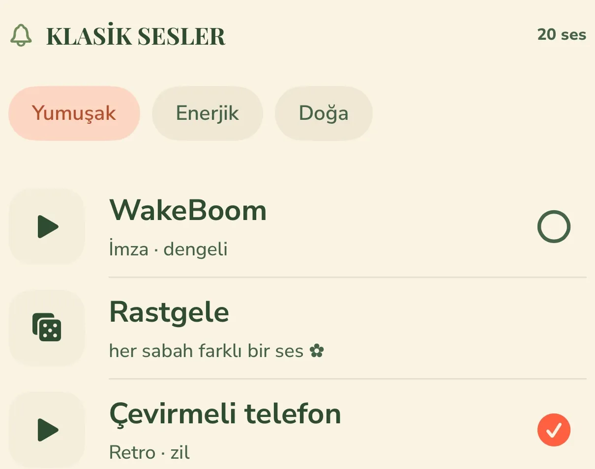 Wake Boom’un Türkçe ses seçme ekranından bir bölüm: KLASİK SESLER başlığı ve yanında 20 ses, altında Yumuşak, Enerjik ve Doğa grup düğmeleri, sonra karakterleriyle birlikte listelenen tonlar — WakeBoom · İmza · dengeli, Rastgele, Çevirmeli telefon · Retro · zil