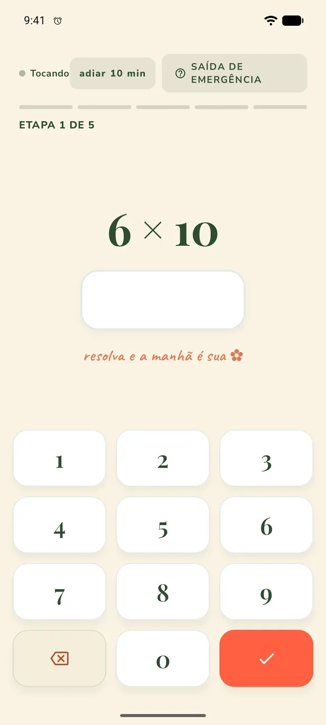 Tela do Wake Boom no Android em português durante o disparo do alarme: o cabeçalho indica “Tocando”, com os botões “adiar 10 min” e “SAÍDA DE EMERGÊNCIA”, a etapa 1 de 5, a conta 6 × 10 e um teclado numérico.