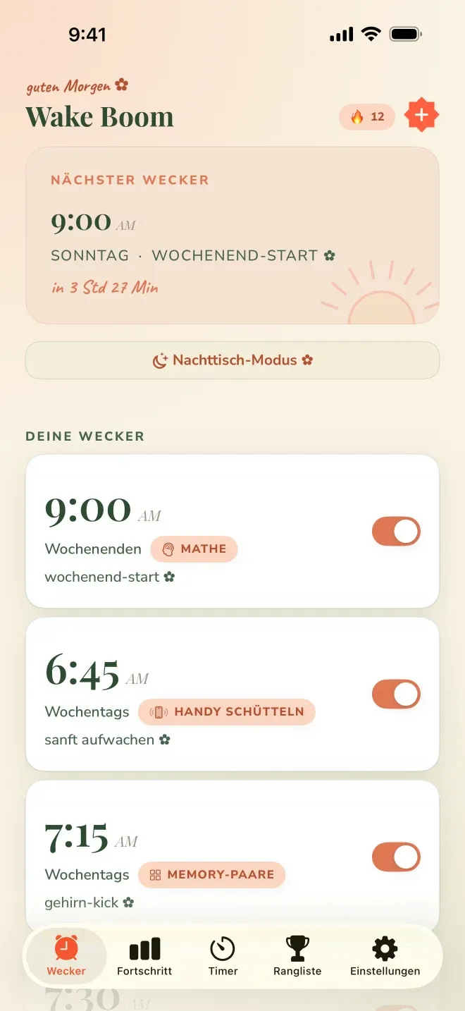 Die Weckerliste der App: mehrere Einträge untereinander, jeder mit eigener Uhrzeit, eigenem Namen und eigener Mission, darunter Mathe, Handy schütteln und Memory-Paare
